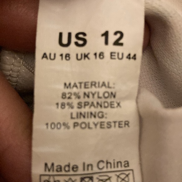 Swimsuit 12 - Picture 5 of 5